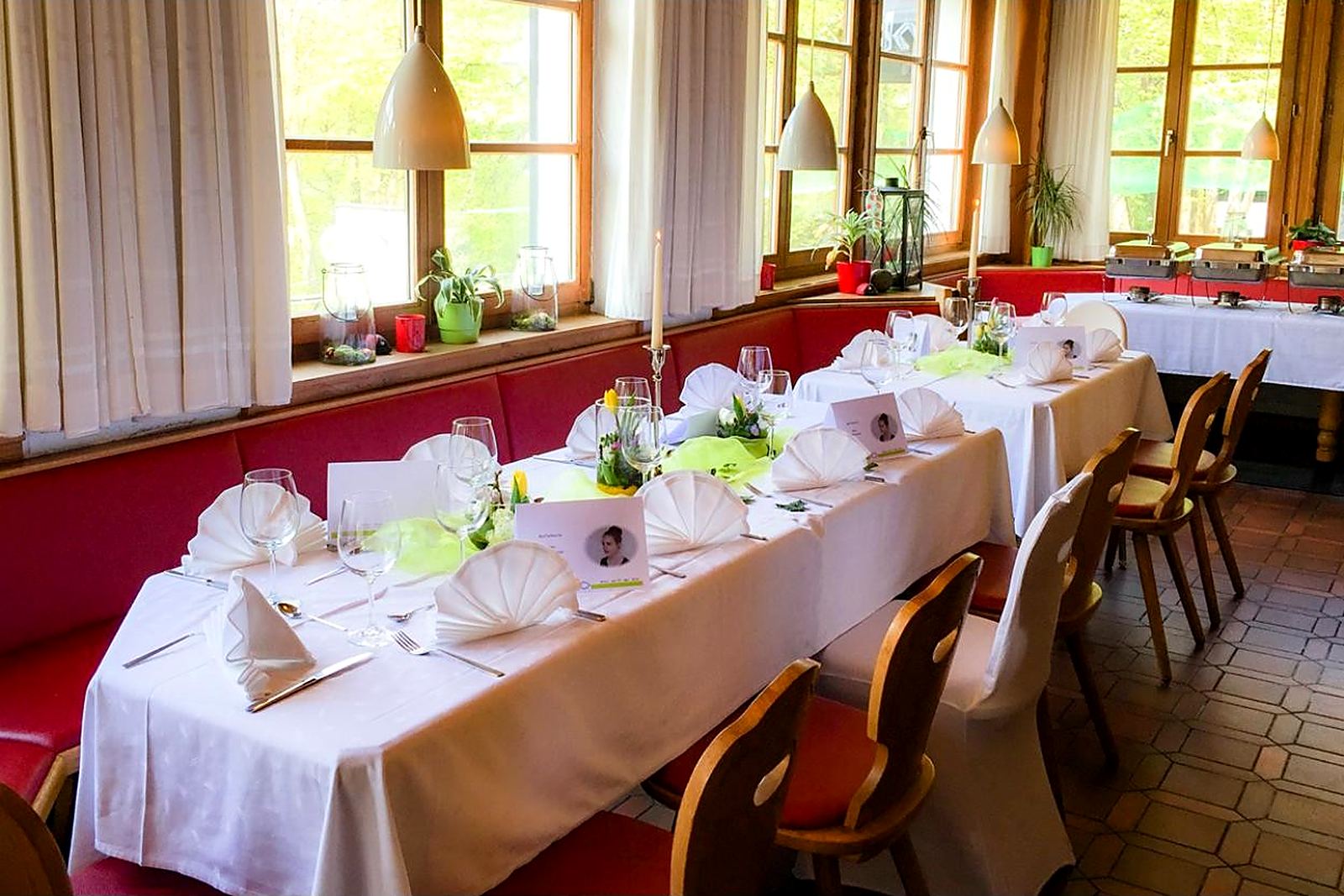 Festlich eingedeckte Tafel im Waldhotel Wiehl