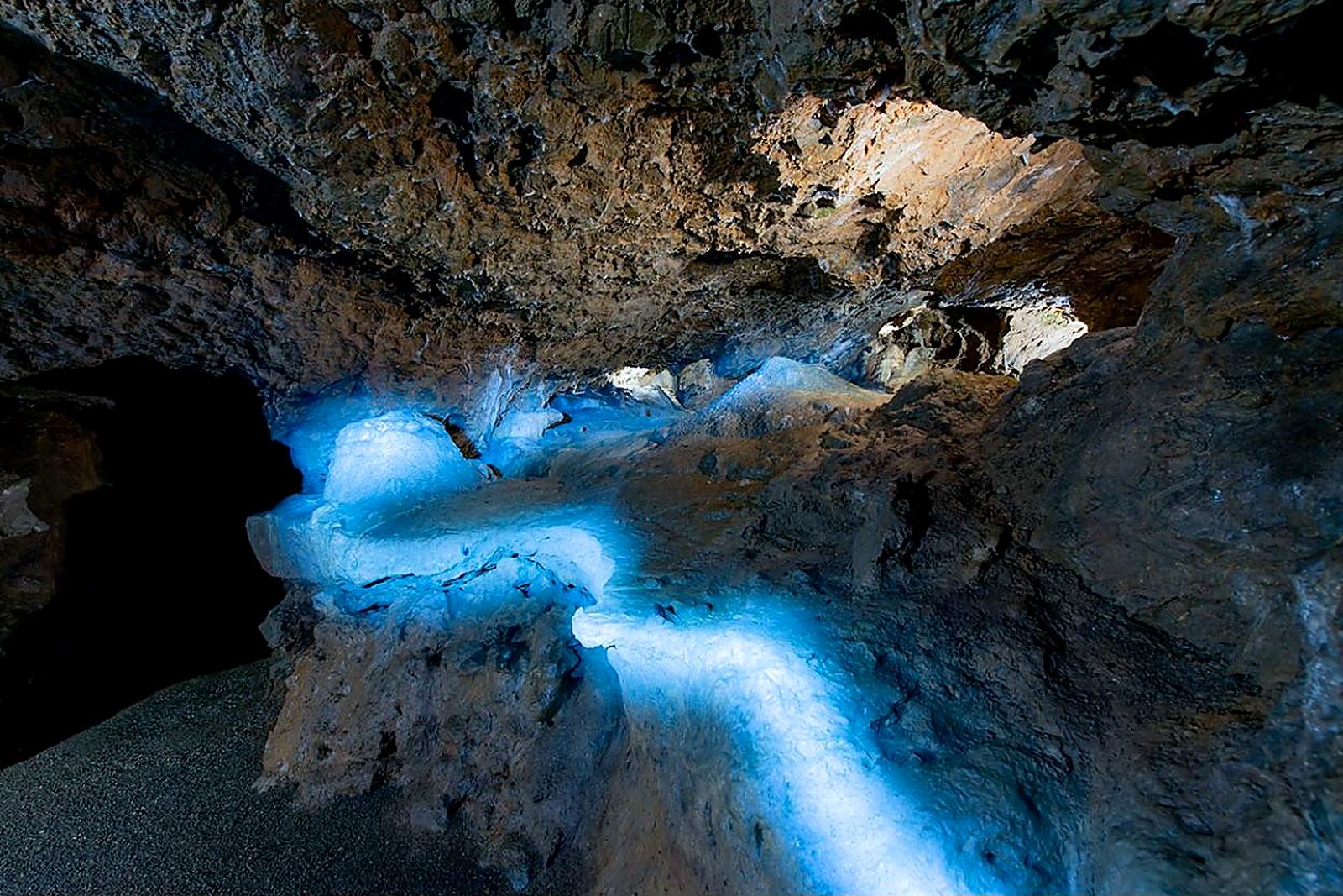 Blau ausgeleuchtete Kammer in der Wiehler Tropfsteinhöhle