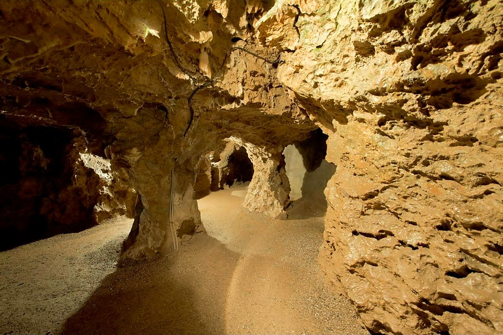 Gang in der Wiehler Tropfsteinhöhle