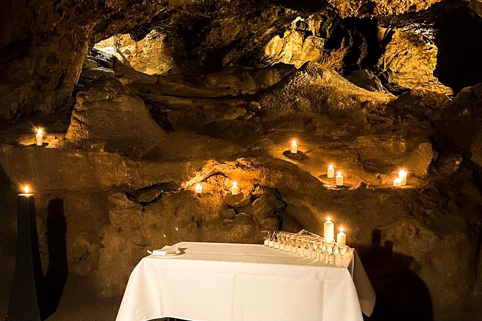 Festlich gedeckter Tisch in der Tropfsteinhöhle