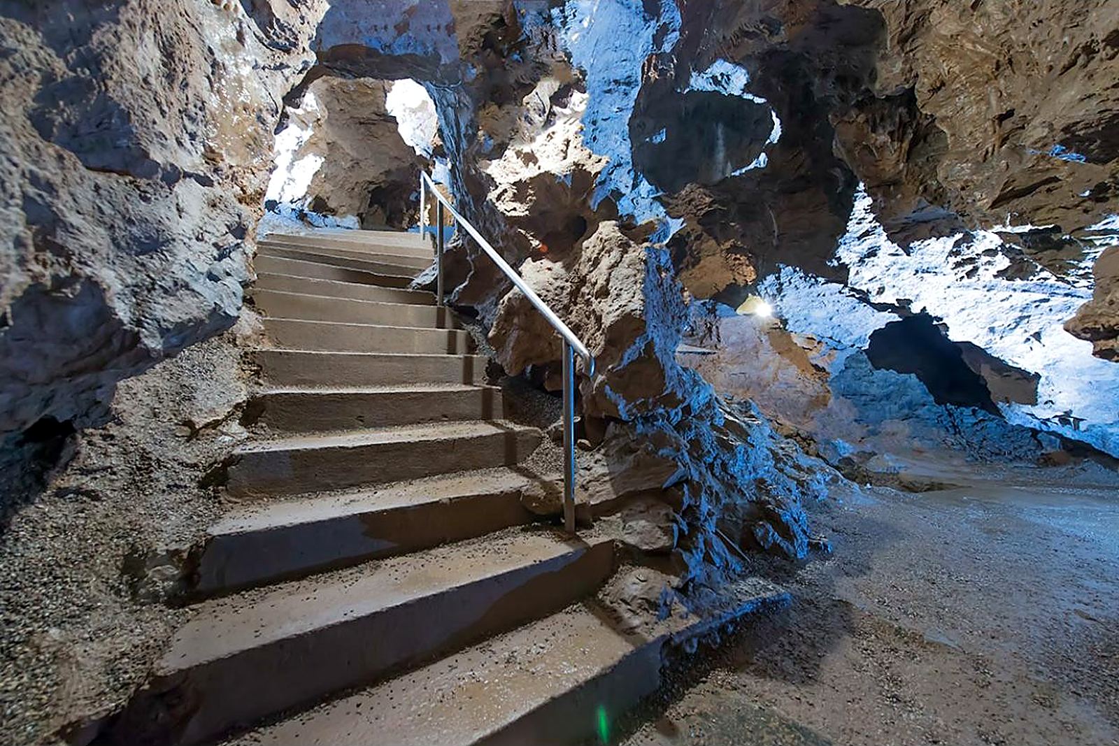 Treppe hinab in die Wiehler Tropfsteinhöhle