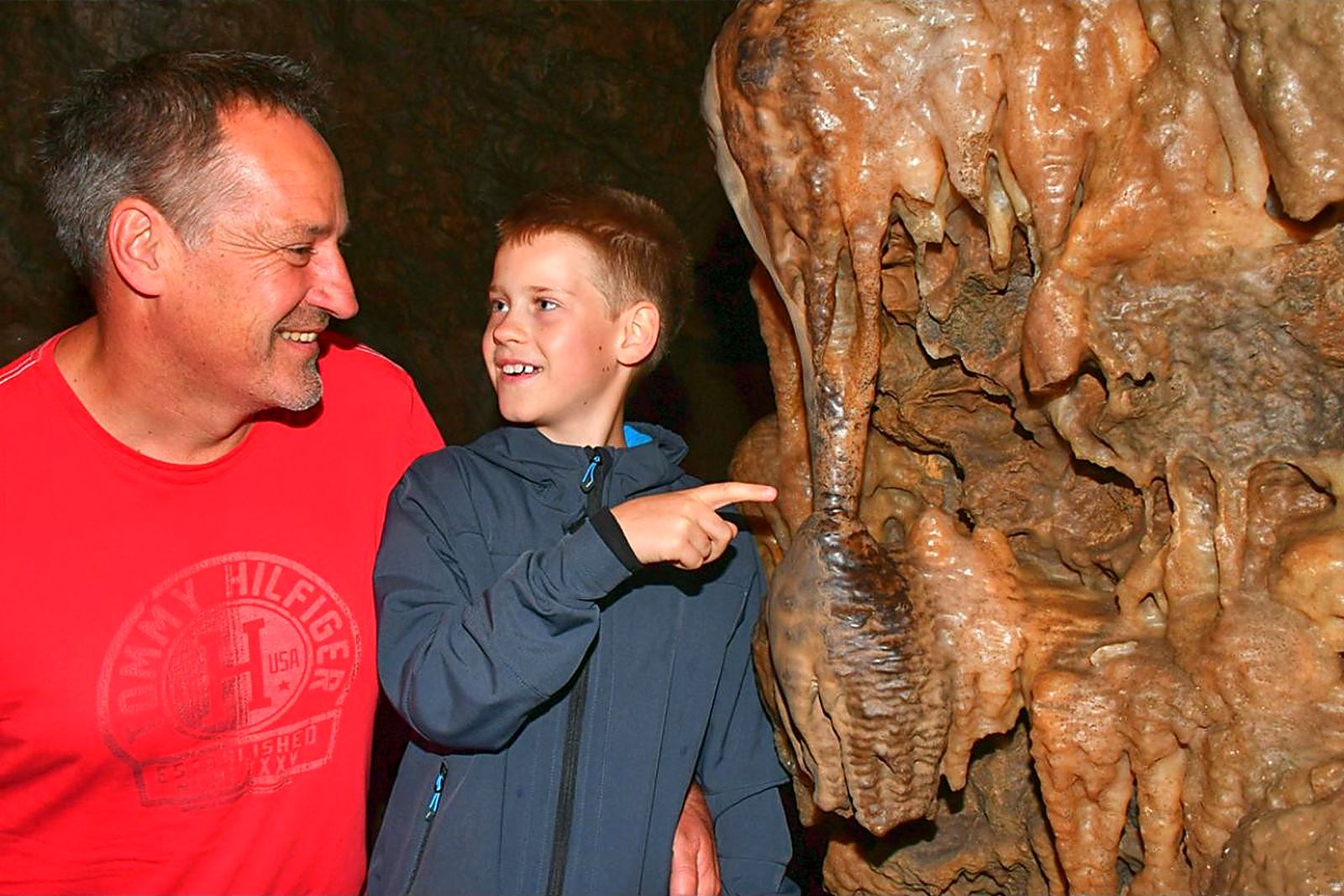 Kind und Höhlenführer in der Tropfsteinhöhle
