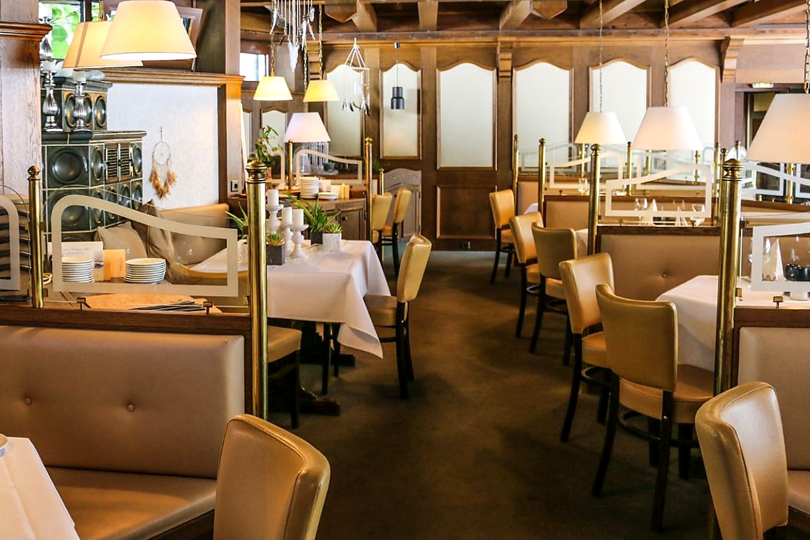 Restaurantsaal mit eingedeckten Tischen