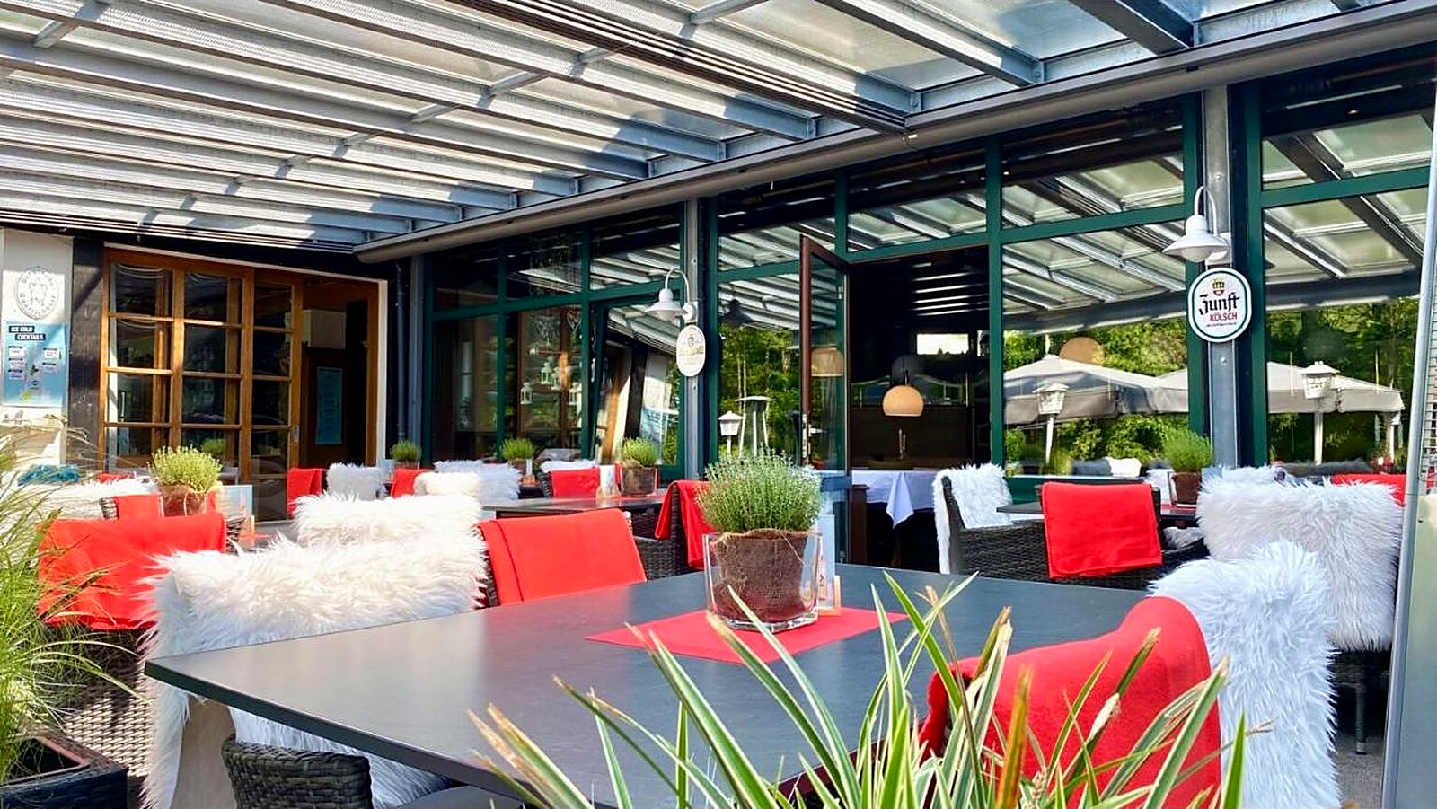 Wintergarten und Terrasse des Waldhotels